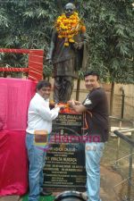 Anu Malik, Johnny Lever at Dadasaheb Phalke statue unleveling ceremony in Film City on 15th Feb 2011 (5).JPG